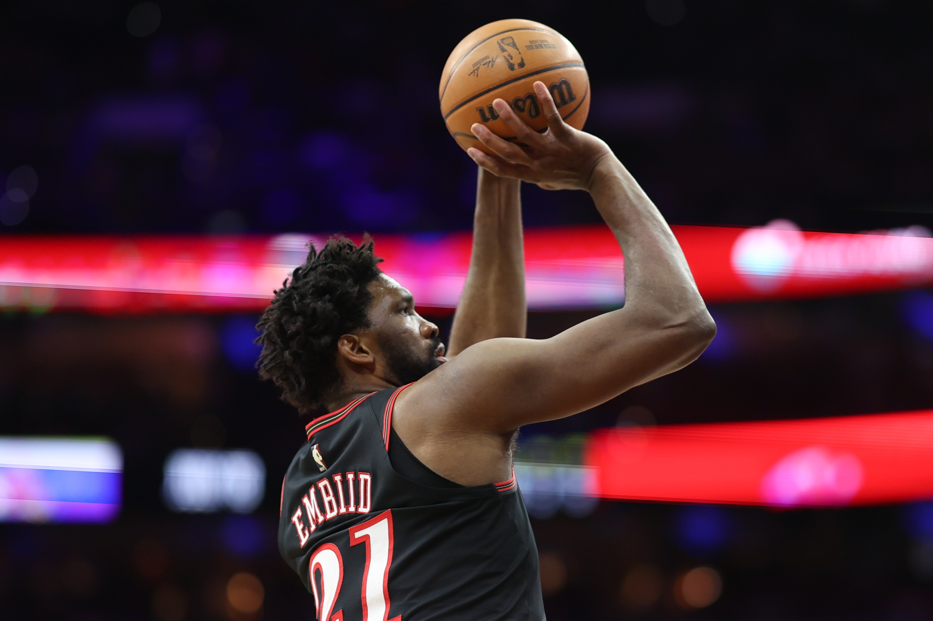 v体育-大帝回来了！恩比德本月5次砍下30+ 此前三个月合计仅3次