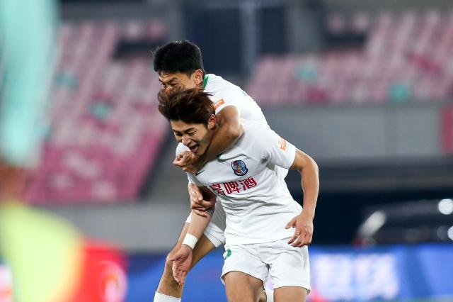 v站体育-2610天！前中甲MVP中超再入球 重燃青岛保级希望